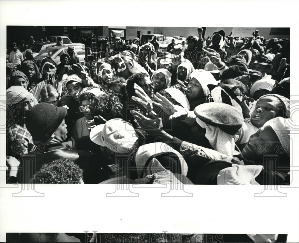 1987 Press Photo WZAK disc jockey, Lynn Tolliver is mobbed by people - Historic Images