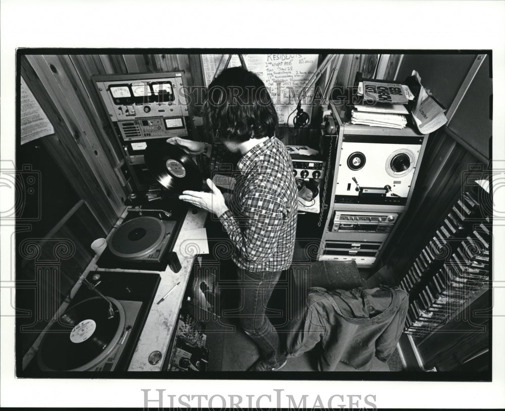 1986 Press Photo Randy Woodling of the WRUW radio station - Historic Images