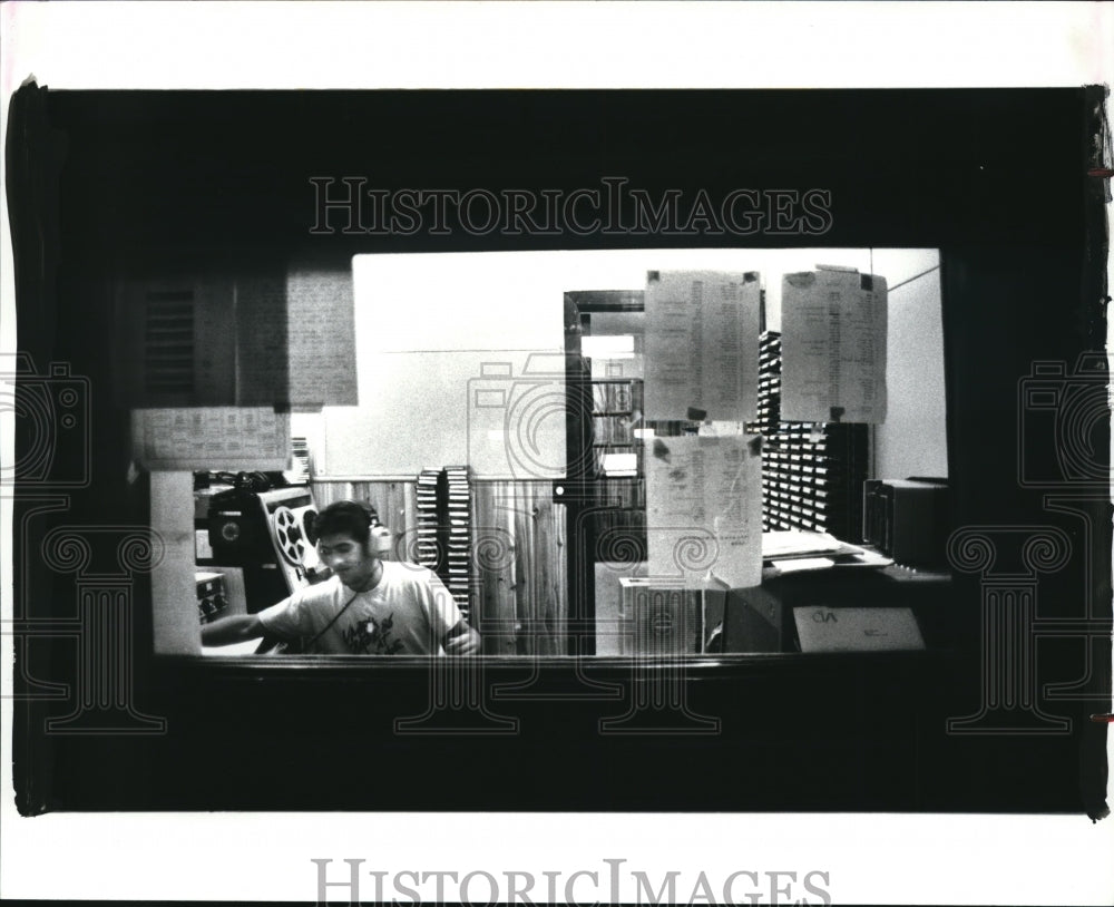 1987 Press Photo The WRUW CWRU campus radio station - cva72574-Historic Images