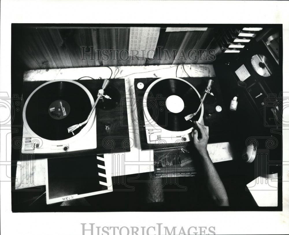 1987 Press Photo The WRUW CWRU campus radio station - Historic Images