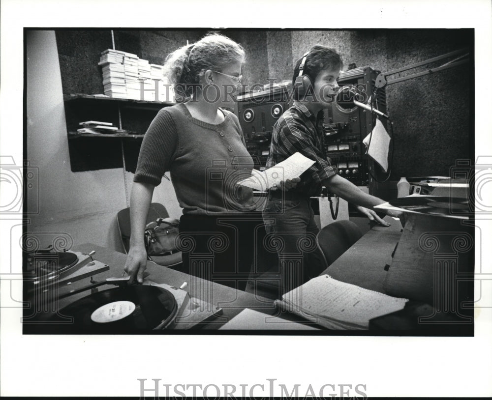 1989 Press Photo High School Radio director Don Homan &amp; asst dir Carolyn Stys - Historic Images