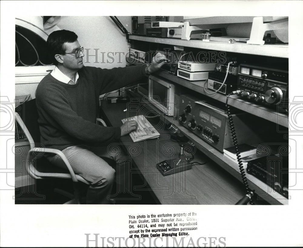 1988 Press Photo David Peltz with Radio Equipment - Historic Images