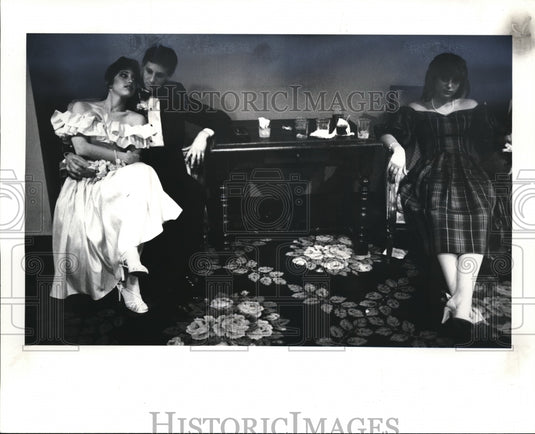 1984 Press Photo Wendy & Steve take a break from the music in the ballroom - Historic Images