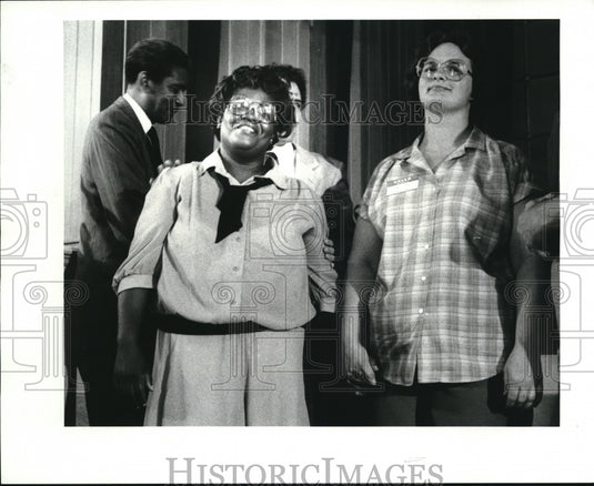 1986 Press Photo Marlene Armstong holds hands with Mary Kay Pescho - Historic Images