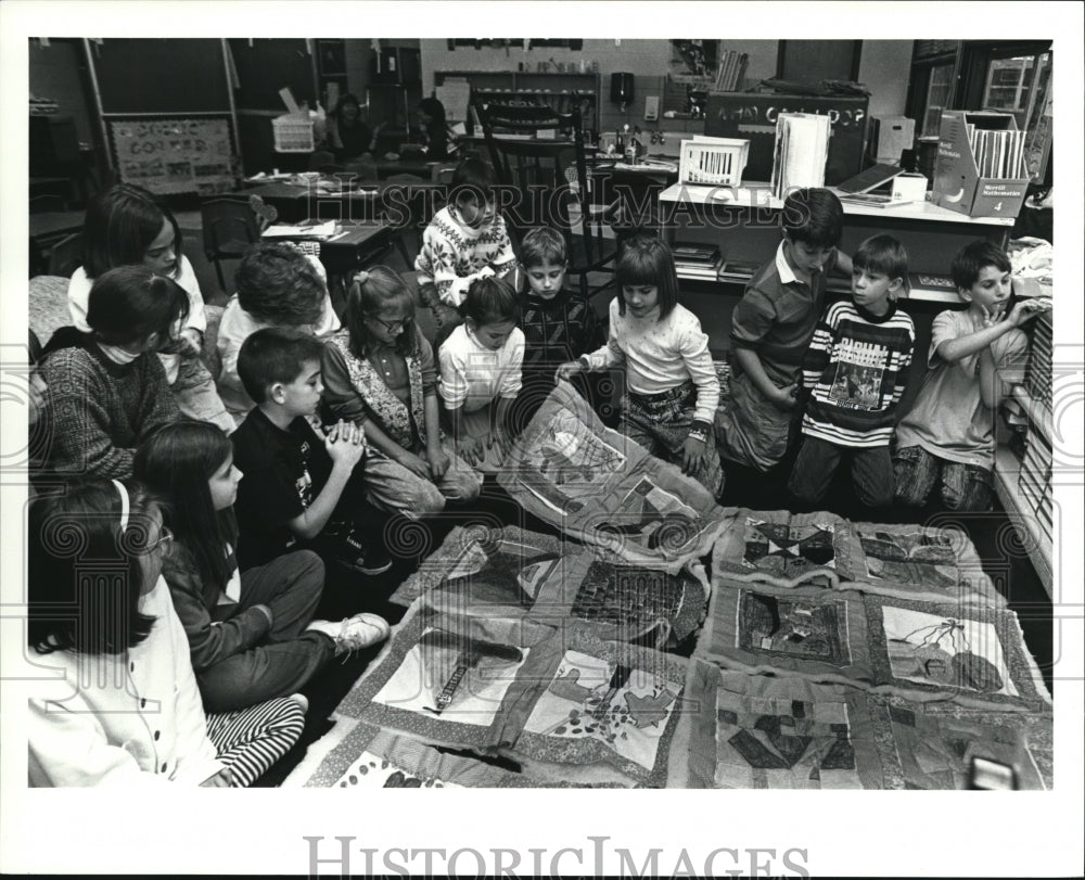 1990 Press Photo Lewis Sands School student Sarah Gaudio explains her patch - Historic Images