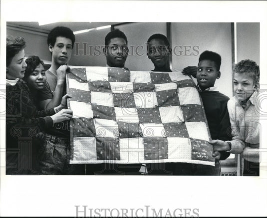 1991 Press Photo Students donate quilt to aids baby - cva72639 - Historic Images