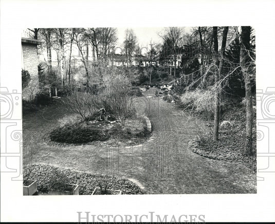 Undated Press Photo Entrance toward Historical Sociuty Museun of Garden Center. - Historic Images