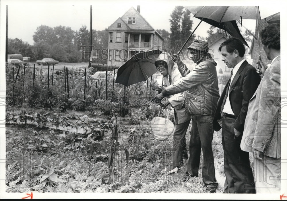 1981 Press Photo Walter Davis and Mayor Voinovich  during a garden tour - Historic Images