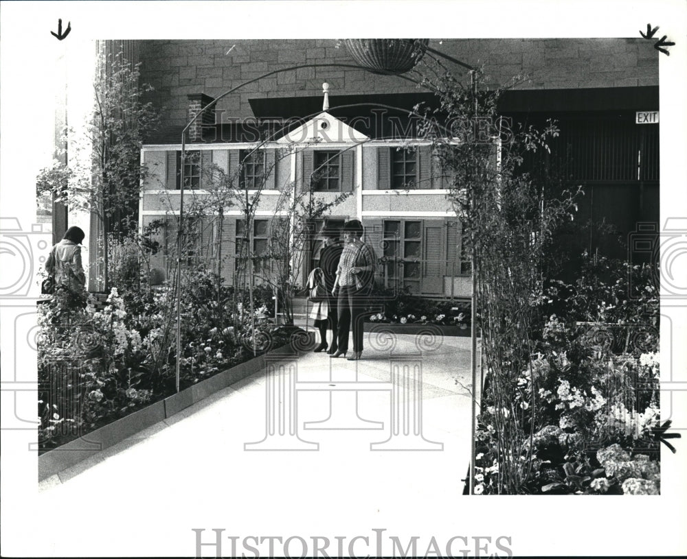 1985 Press Photo Spring show Garden Center with Linda Younker and Betsy Wheeler - Historic Images