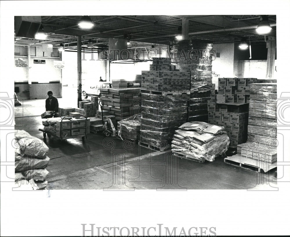 1985 Press Photo Food for pick up at Greater Cleveland Community Foodbank - Historic Images