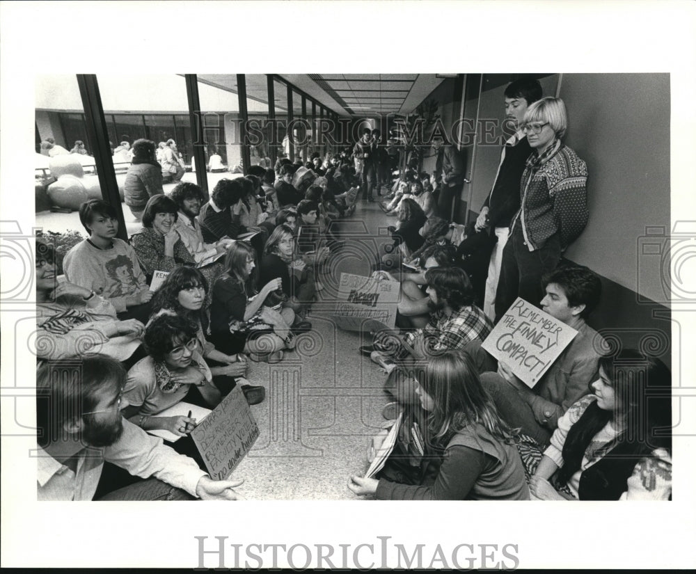 1983 Press Photo The Oberlin College students at the library hall - Historic Images