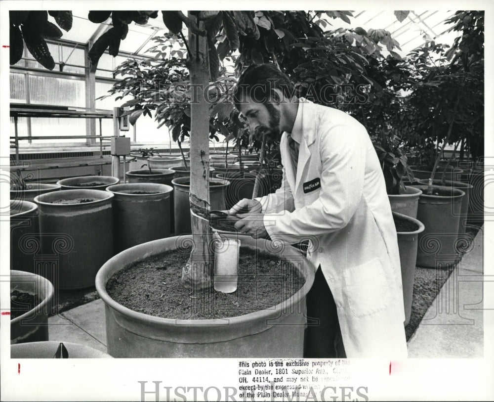 1981 Press Photo James Bugansky of the Goodyear Research Bio Tech Lab in Akron - Historic Images