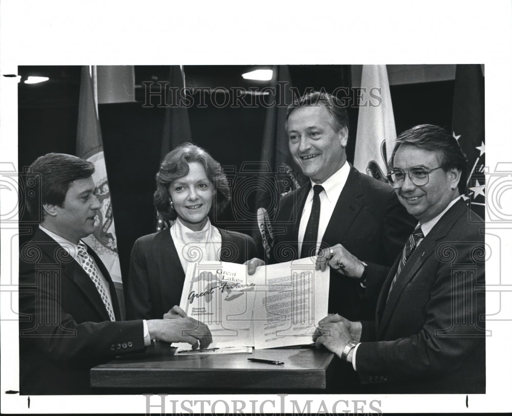 1988 Press Photo Gov James Blanchard, Lt Gov Marlene Johnson, Gov Thompson - Historic Images