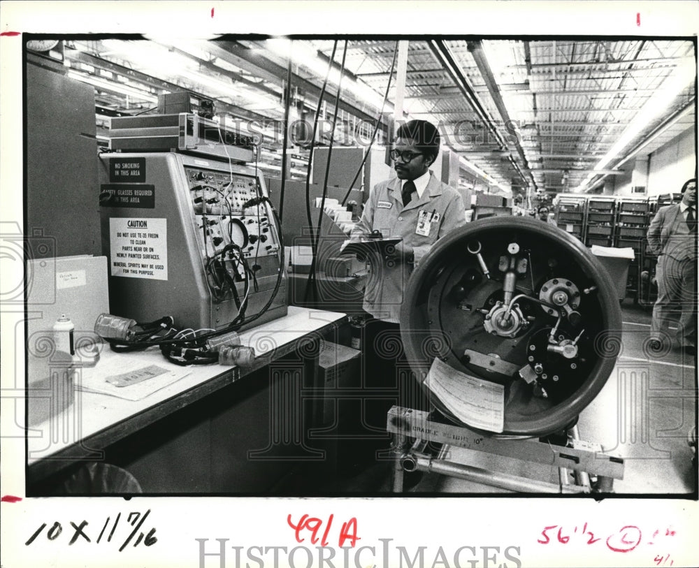 1979 Press Photo Richard Witt, review information on propulsion unit, Gould Inc - Historic Images