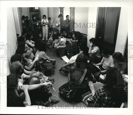 1985 Press Photo Oberlin Students sit outside the hall in Protest of Apertheid - Historic Images