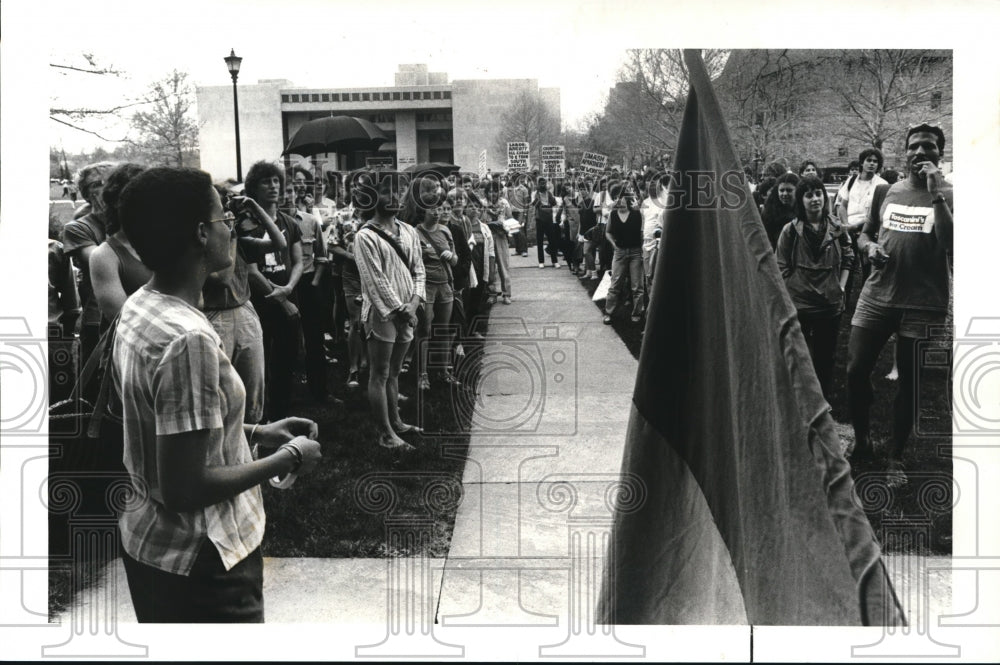 1985 Press Photo Oberlin College students line sidewalk in front of building - Historic Images