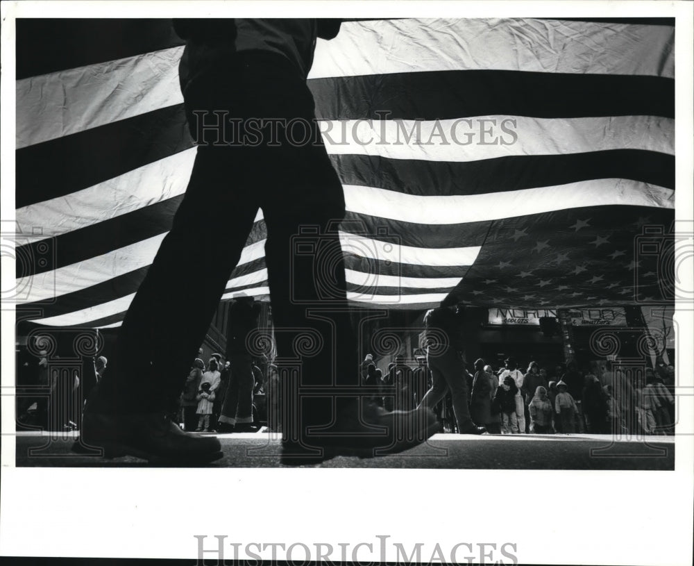 1990 Press Photo Members of the Bay Shrine Club from Bay Village carry - Historic Images