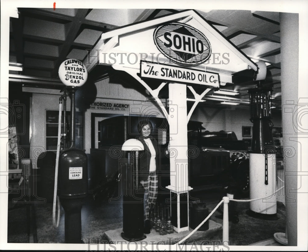 1976, Gas station - cva72798 - Historic Images