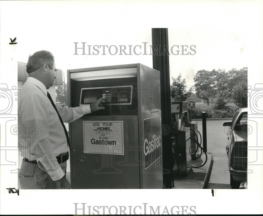 1984 Press Photo Money Station V.P. Edward S. Zahurak using machine - Historic Images