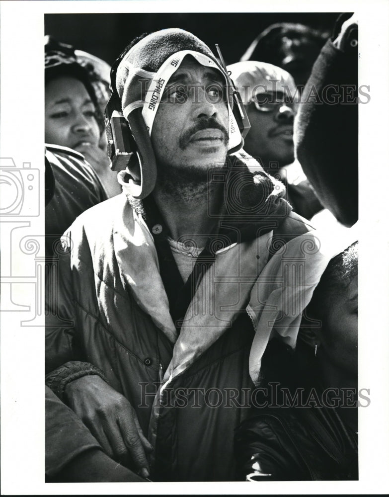 1987 Press Photo Darryl Houser listens to the WZAK radio announcements - Historic Images