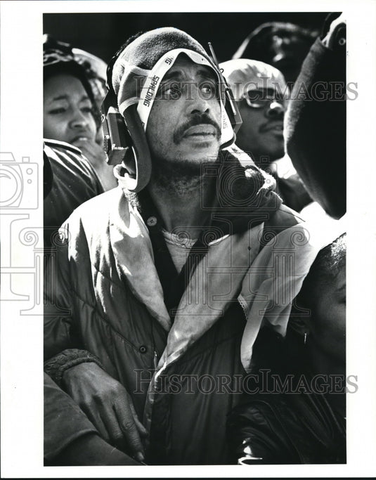 1987 Press Photo Darryl Houser listens to the WZAK radio announcements - Historic Images