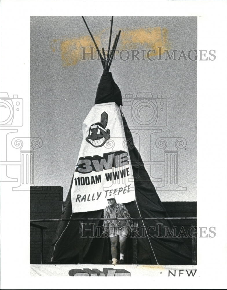 1988 Press Photo The teepee at the rally at the radio station - Historic Images