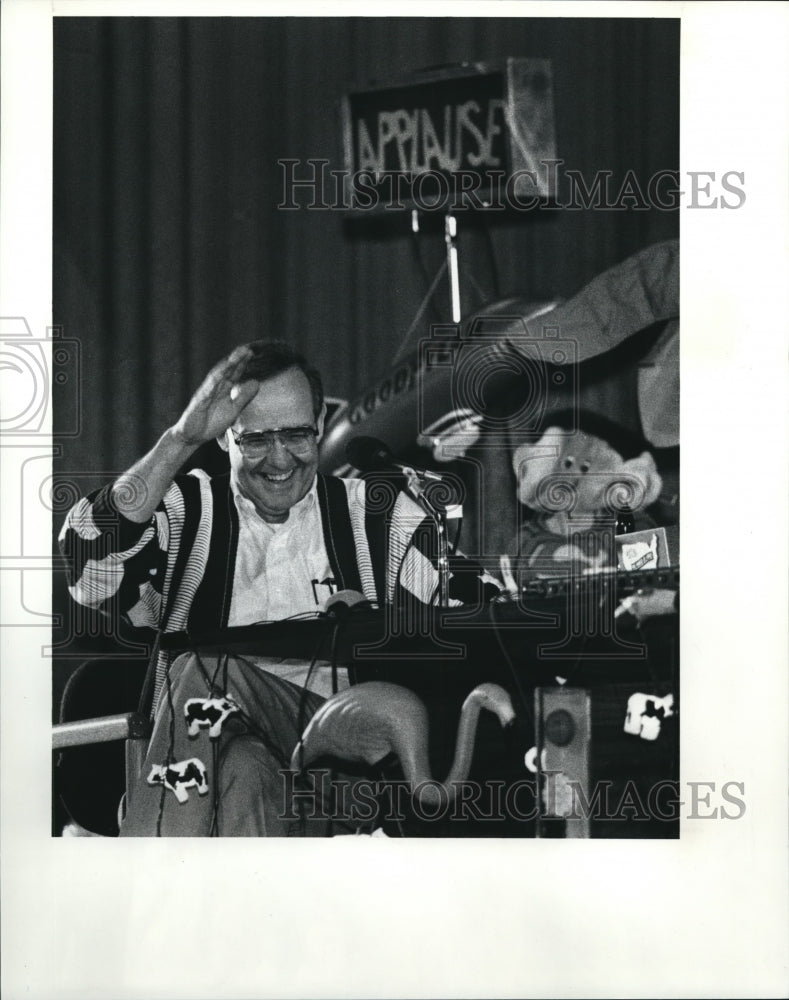 1990 Press Photo Joe Harbert contestant on the quiz portion of radio show - Historic Images