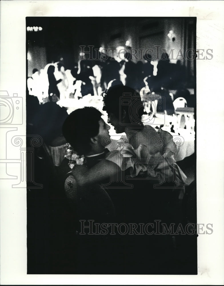 1984 Press Photo Wendy and Steve sat this dance out Prom night - Historic Images