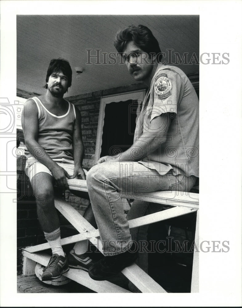 1986 Press Photo Larry Craig and Casey Coles look out on the neighborhood - Historic Images