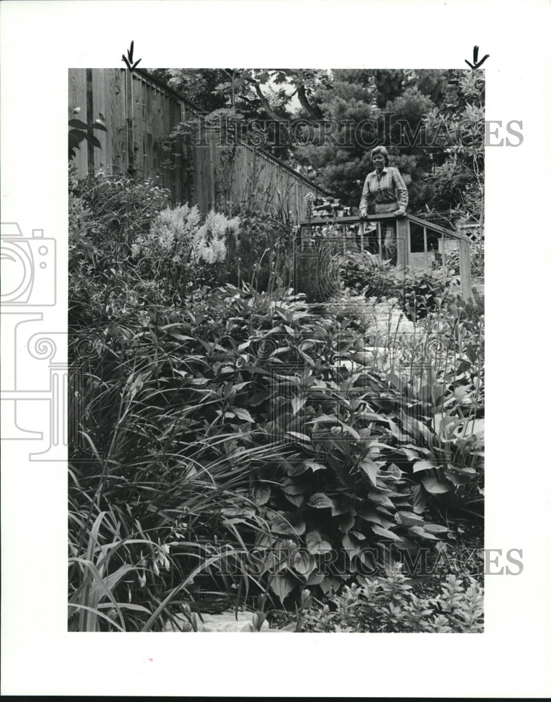 1985 Press Photo Kathy Pace of 114 S Main St Chagrin Falls in her garden - Historic Images