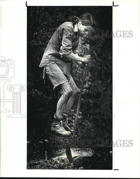 1987 Press Photo Eric Yeager till the soil at the Hampshire Community Garden - Historic Images