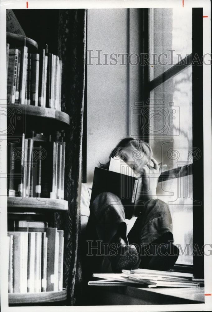 1978 Press Photo Terri at the Penwood Elementary library - cva72910-Historic Images