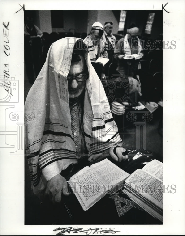 1986 Press Photo Members of the Sinai Synagogue morning minyan pray - Historic Images