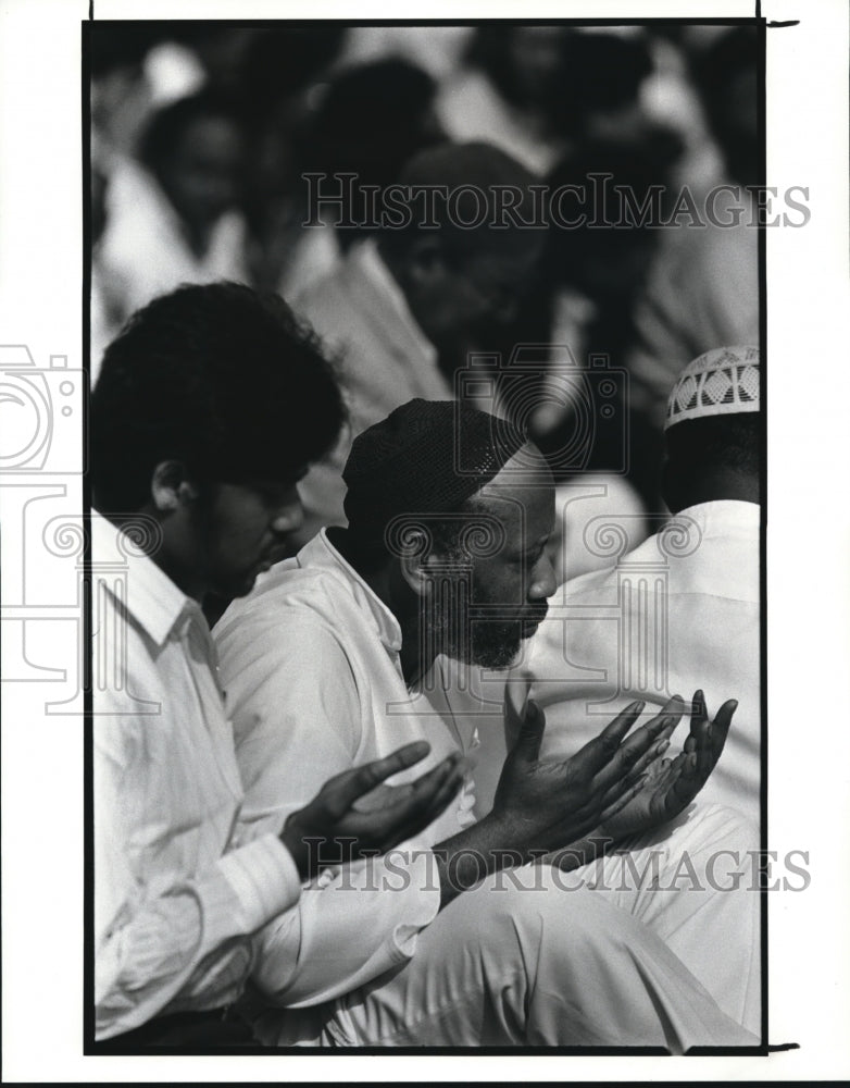 1987 Press Photo Abdul Qahhar Shahid prays at Gordon Park during the sermon - Historic Images