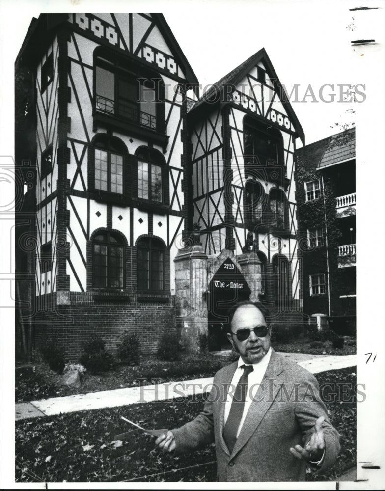 1989 Press Photo Jay D. Gardner, in front of the manor, at Euclid Hts. Blvd. - Historic Images