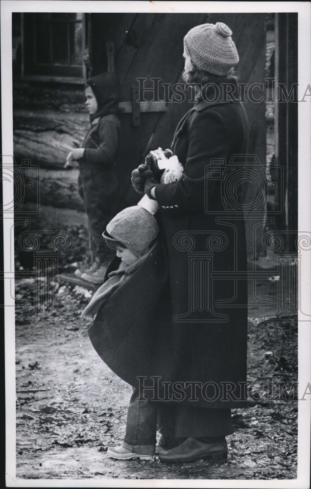 1972 Press Photo Mrs Susan Mara warms her son Ted waiting for Santa - cva72982 - Historic Images