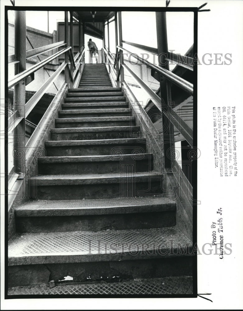 1988 Press Photo Badly worn stairwell at the RTA rapid system at W25th St - Historic Images