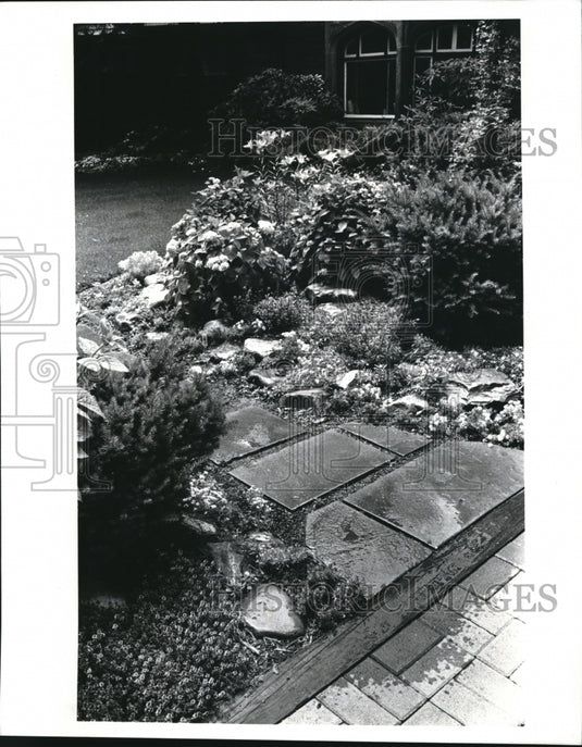 1987 Press Photo The rocks along the pavings of a garden - Historic Images