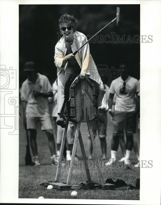 1989 Press Photo Rebecca Shaw, reporter of WEWS ch.5 atop a woodem horse/ - Historic Images
