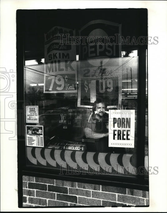 1985 Press Photo Randy Hayne stands next to his Porn Free magazine sign - Historic Images