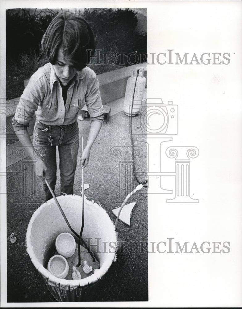 1978 Press Photo Kathy Cerventy demonstrates the Japanese raku pottery - Historic Images