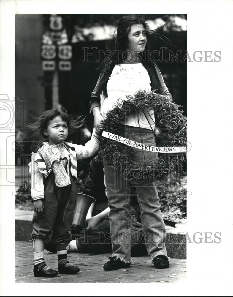 1985 Press Photo Three year old Nichole Williams with her mother - Historic Images