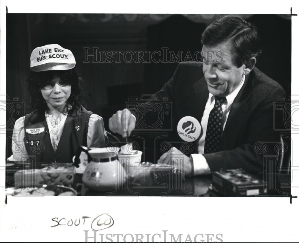 1989 Press Photo The Girl Scout from Troop 2071 sold the mayor a box of cookie - Historic Images