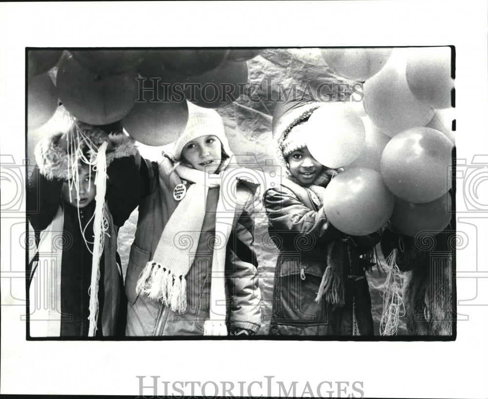 1983 Press Photo Girl Scouts releasing green balloons at Public Square - Historic Images