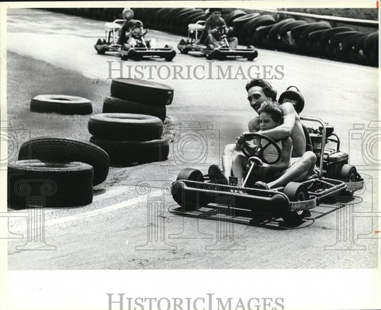 1979 Press Photo James Guddy and son James during the go cart ride - Historic Images