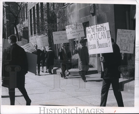 1969 Press Photo Pickets at the Saint Johns Chancery - cva73165-Historic Images