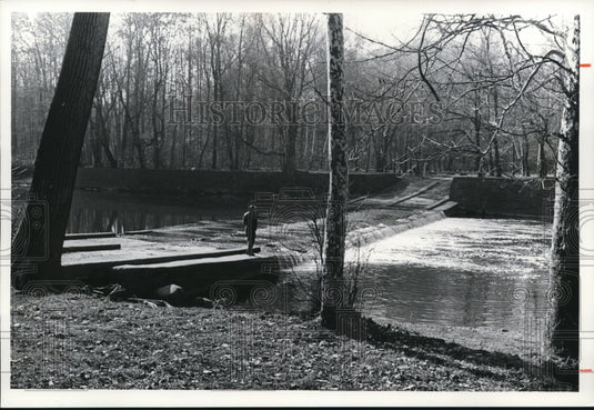 1976 Press Photo Thomas M Gaydos at Metroparks Rocky River Reservation. - Historic Images