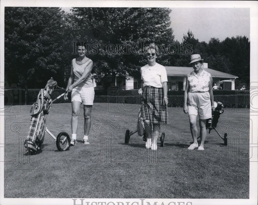 1967 Press Photo Blanche Kush, Lanore Brobina &amp; Therese Asbury playing golf - Historic Images