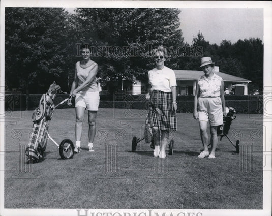 1967 Press Photo Blanche Kush, Lanore Brobina & Therese Asbury playing golf - Historic Images