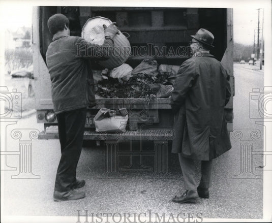 1972 Press Photo The garbage collector and the garbage truck - cva73283 - Historic Images